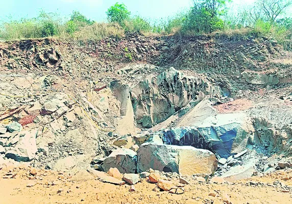అక్రమ గ్రా‘నైట్’ ..రైట్ రైట్