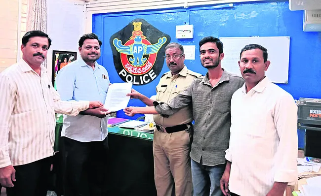 ‘సాక్షి’ కార్యాలయాలపై దాడులు అరికట్టాలి