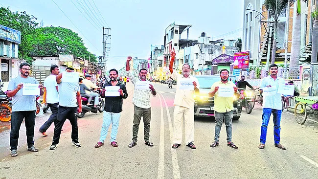 మీడియాపై దాడులు నశించాలి