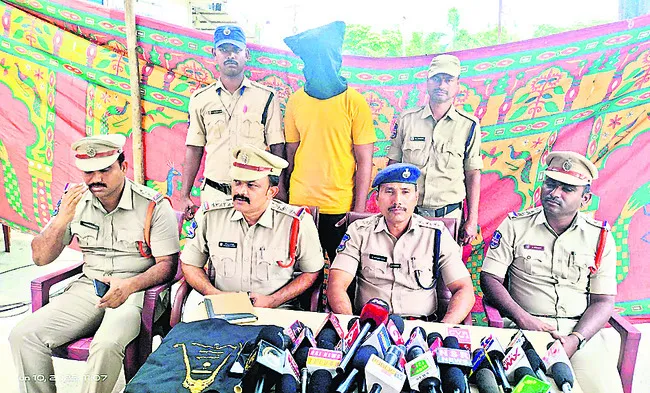 చోరీ సొత్తుతో ప్రియురాలితో జల్సాలు