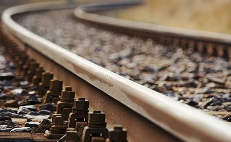 Man Holds Screaming Sons Tightly On Tracks This Happens Next4