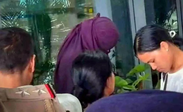 Man Slaps Accused In Raja Raghuvanshi Case: Video Viral2