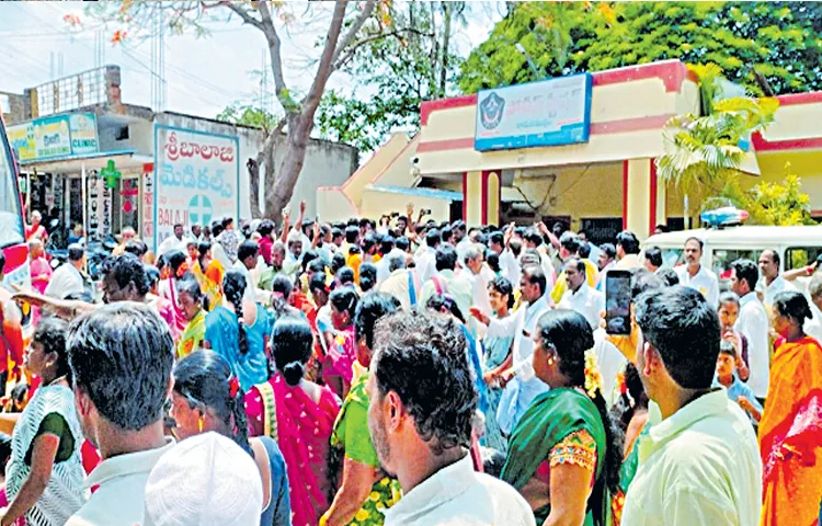 TDP cadre surrounded Ramasamudram police station