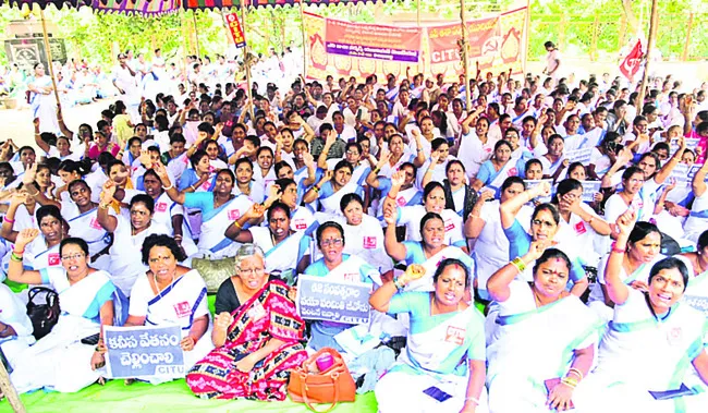 రోడ్డున పడ్డ ఉద్యోగులు