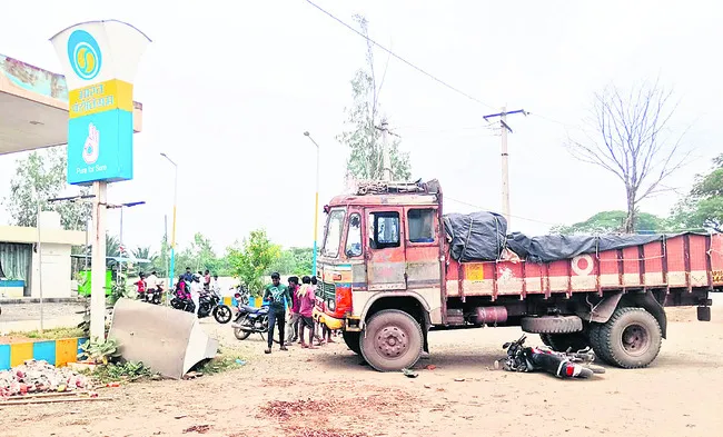బంక్లోకి దూసుకెళ్లిన లారీ