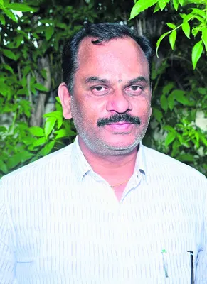 కిలోమీటరు దూరం నడిచి వెళ్లేవాళ్లం