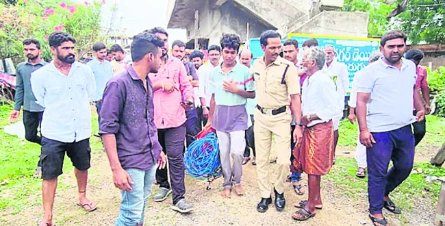 దొంగను పోలీసులకు పట్టించిన రైతులు