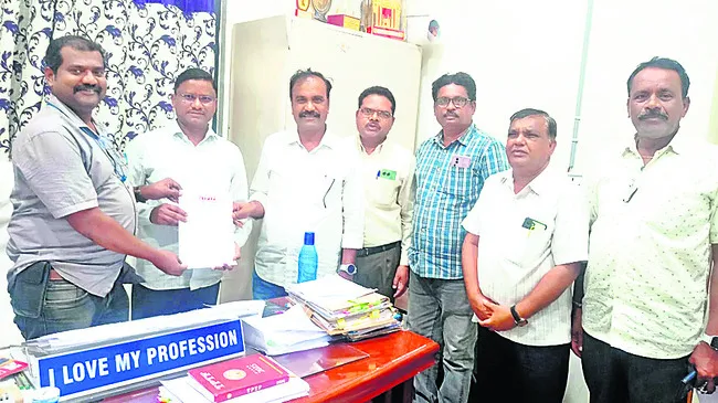 స్కావెంజర్ల వేతన బకాయిలు వెంటనే చెల్లించాలి