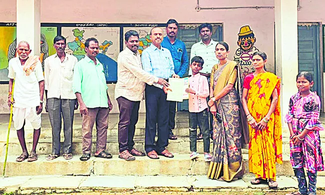 సర్కారు బడికి టీచర్ కుమారుడు
