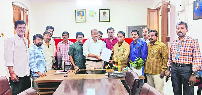 జర్నలిస్టులపై పెట్టిన అక్రమ కేసులను ఎత్తివేయాలి 