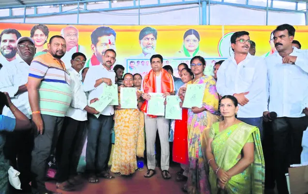 పార్టీలకు అతీతంగా సంక్షేమ ఫలాలు 