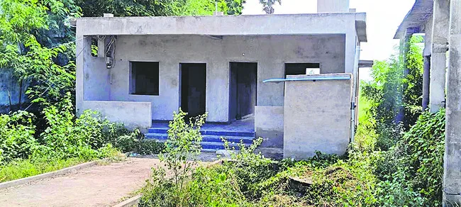 అంసపూర్తిగా భవనాలు..