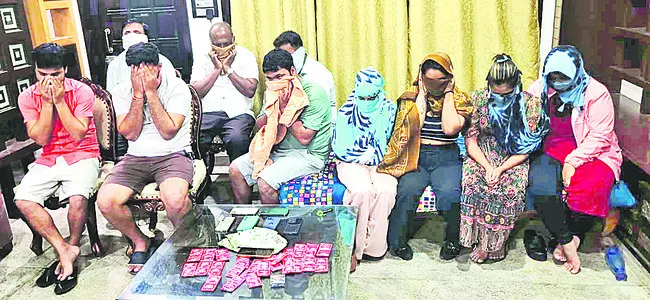 బంజారాహిల్స్లో వ్యభిచారం గృహంపై దాడి