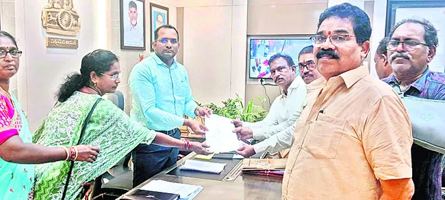 కలెక్టర్కు ఆర్టీసీ ఉద్యోగుల సమ్మె నోటీస్