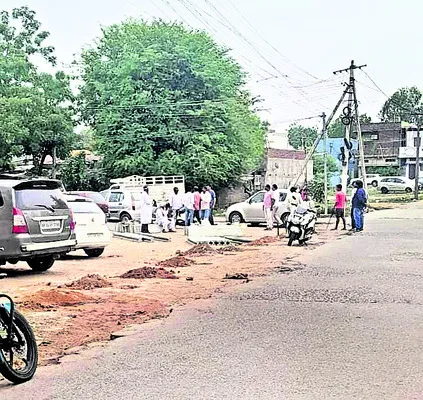 పట్టపగలే మున్సిపల్ స్థలం కబ్జా!