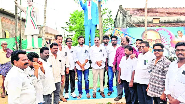 సాక్షి కార్యాలయంపై దాడి హేయం