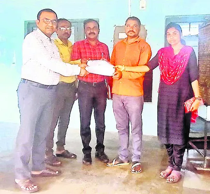 సెర్ప్‌ సీఈవో చొరవతో   చిరుద్యోగికి ఆర్థికసాయం
