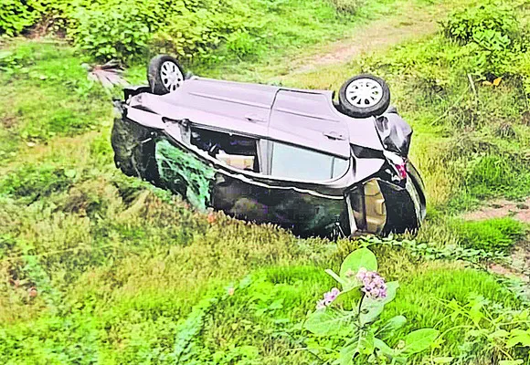 చెరువులో పడిన కారు