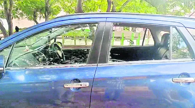 కారు అద్దాలు పగులగొట్టి..
