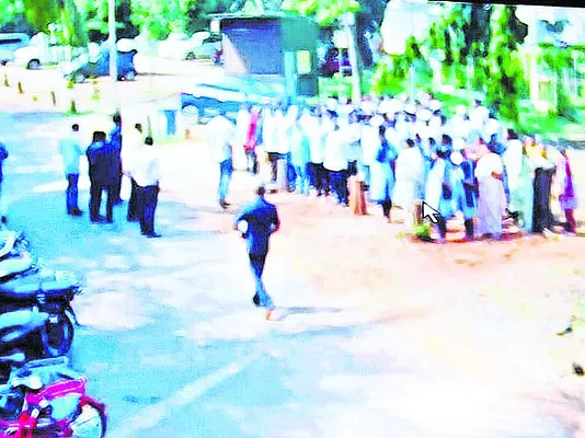 మండుటెండలో రెండు గంటలు.. 