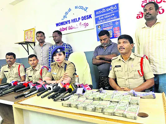 ప్రభుత్వ ఉద్యోగాలు ఇప్పిస్తానని మోసం