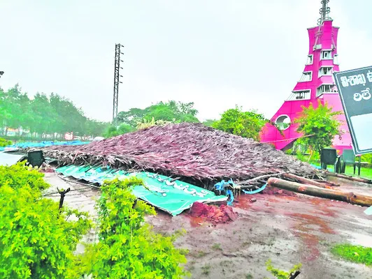 కూలిన ఉక్కు దీక్ష శిబిరం షెడ్