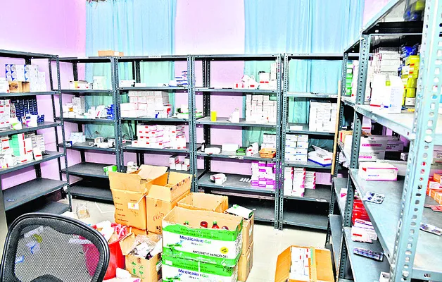 వెల్నెస్ సెంటర్లో మందుల్లేవ్!