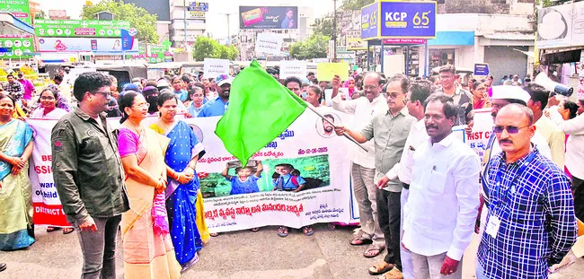 పిల్లల్ని పాఠశాలలకు పంపాలి