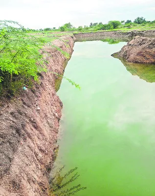 ములకలూరులో మట్టి అక్రమ తవ్వకాలు 