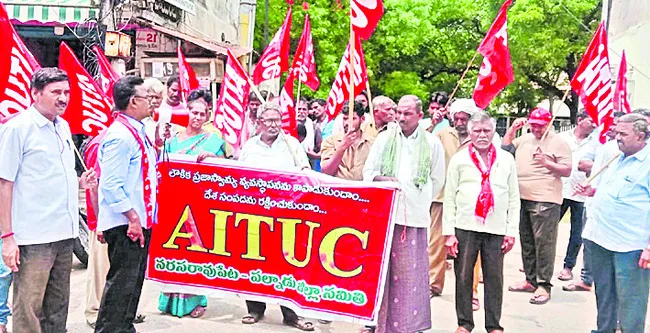 తొలగించిన కార్మికులను విధుల్లోకి తీసుకోవాలి