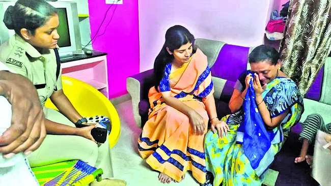 చదువుతోపాటు నైతిక విలువలు నేర్పాలి