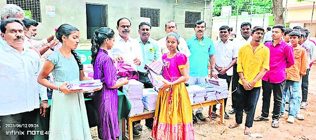 పేద బిడ్డలకు నాణ్యమైన విద్య అందిస్తాం