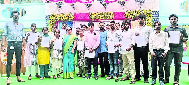 మెగా ఉద్యోగ మేళాలో 263 మంది ఎంపిక