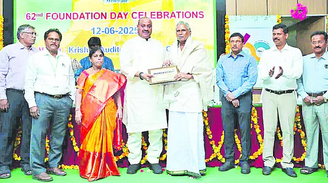 లక్ష్మీనారాయణకు ఉత్తమ రైతు పురస్కారం