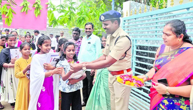 విద్యార్థులు ఉన్నత లక్ష్యాలను ఎంచుకోవాలి : ఎస్పీ