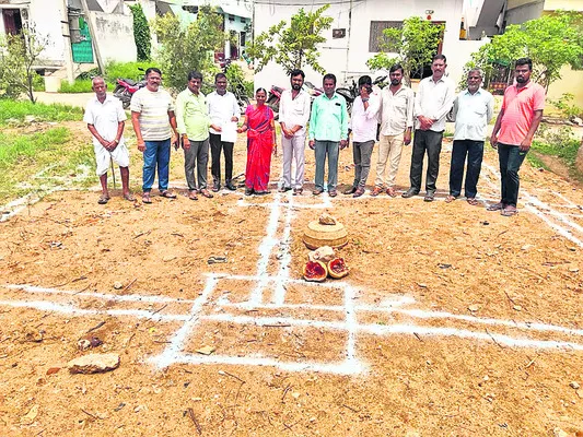 సకాలంలో ఇళ్లు పూర్తి చేయాలి 