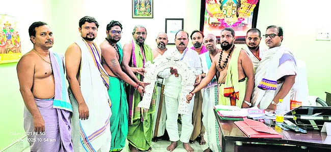 సీతారాములకు వెండి మకర తోరణం