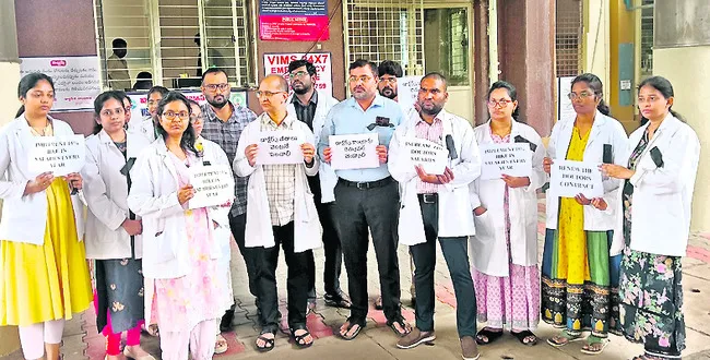 వేతనాల కోసం విమ్స్‌ వైద్యుల ధర్నా