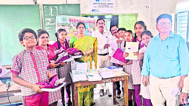 స్కూళ్ల అభివృద్ధిలో భాగస్వాములుకావాలి