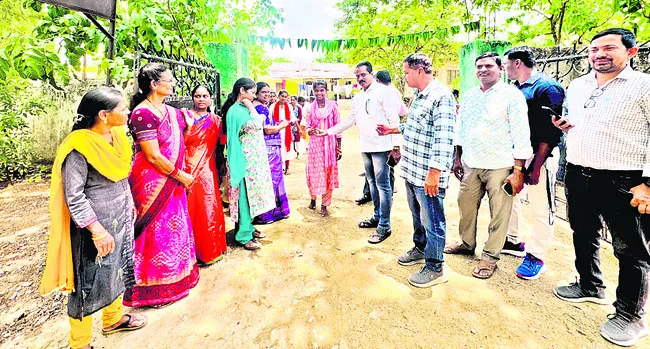 విద్యార్థులకు గ్రాండ్ వెల్కమ్