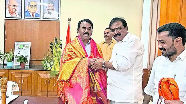 ఇన్చార్జి మంత్రిని కలిసిన ఎమ్మెల్యేలు