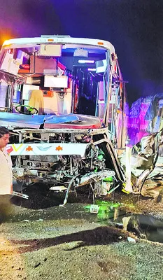 లారీని ఢీకొట్టిన బస్సు..నలుగురికి గాయాలు