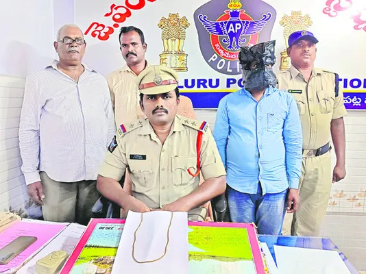 అంతర్ జిల్లా దొంగను పట్టుకున్న పోలీసులు