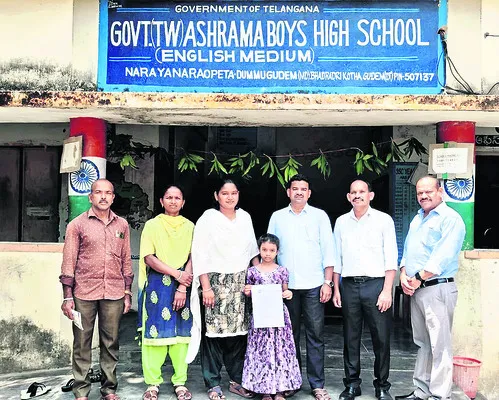 కుమార్తెను ప్రభుత్వ బడిలో చేర్పించిన హెచ్ఎం