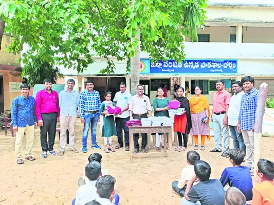 విద్యార్థులకు పాఠ్యపుస్తకాలు, యూనిఫాంల పంపిణీ