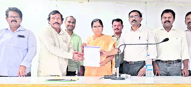 స్కూళల్లో ఉచిత సీట్ల నిరాకరణపై ఫిర్యాదు