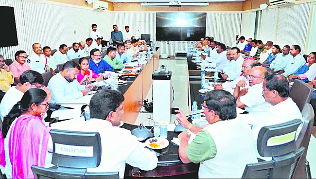 పారిశుద్ధ్య నిర్వహణపై ఎమ్మెల్యే గల్లా మాధవి సీరియస్