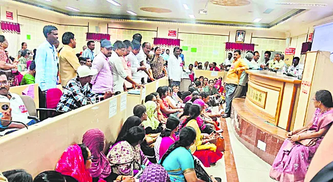 జెడ్పీలో మున్సిపల్ ఉపాధ్యాయుల ఆందోళన