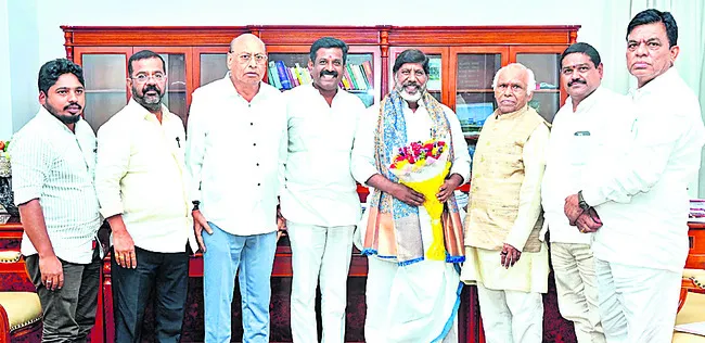 విద్యుత్‌ ఉద్యోగుల సమస్యలు పరిష్కరించండి 