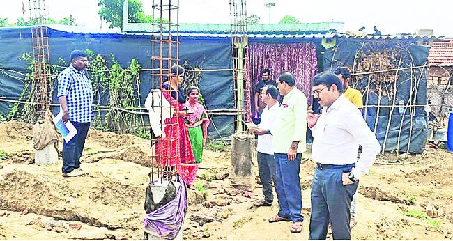 ఇందిరమ్మ ఇళ్ల నిర్మాణాల పరిశీలన